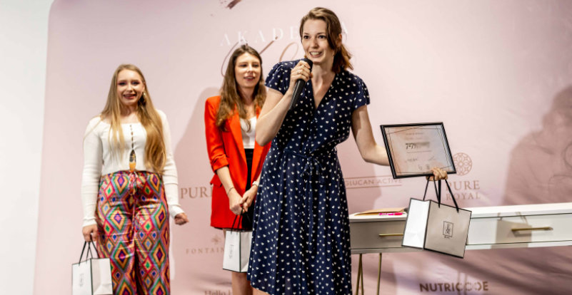 Kobiety na scenie z torbami zawierającymi produkty FM World